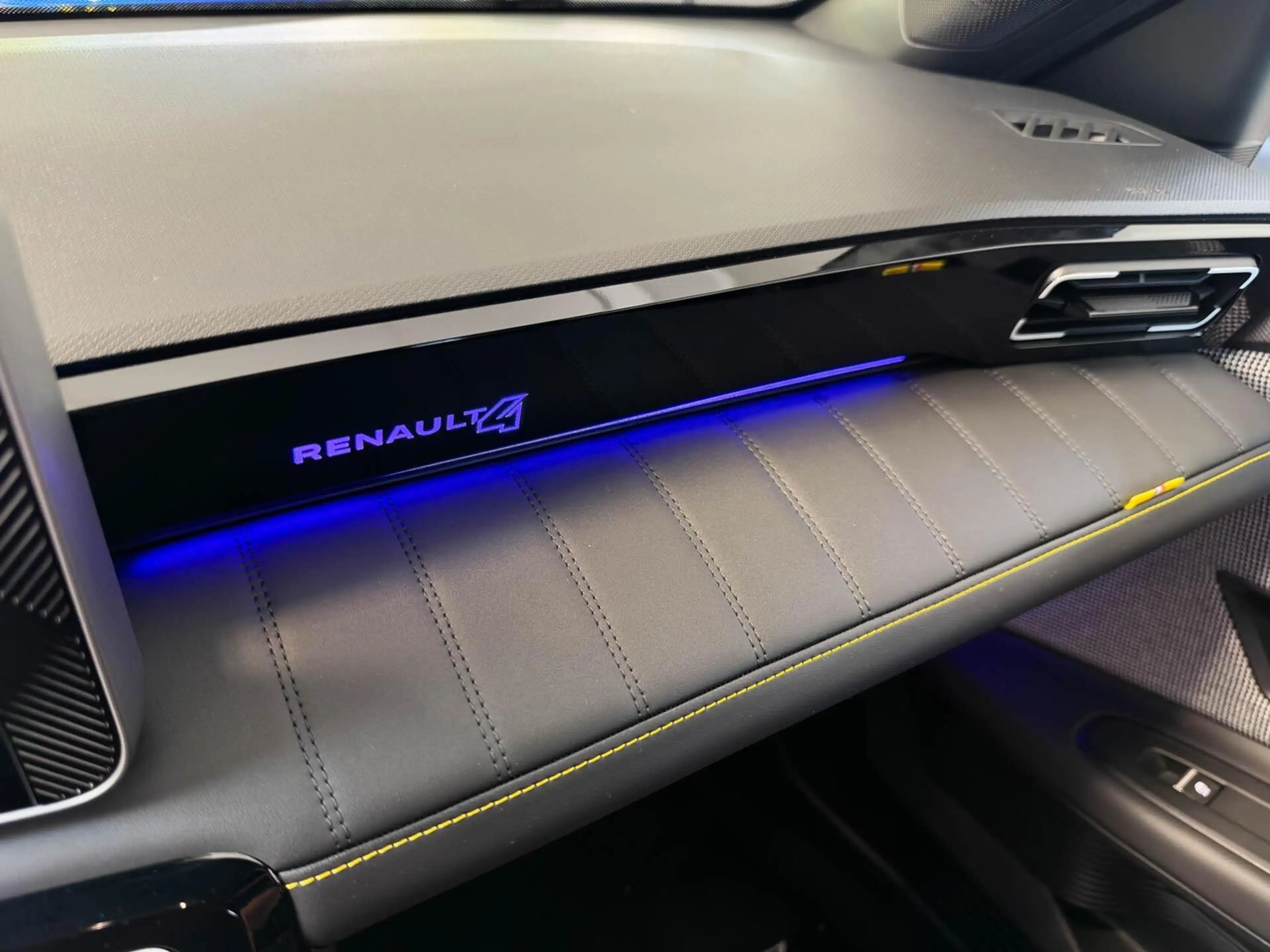 Renault R 4 Comfort Range Iconic 52 kWh | Adaptive cruise | Ha — photo 11