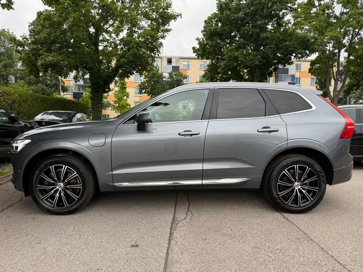 Volvo XC60 Inscript Plug-In Hybrid AWD~Pano~ACC~AHK Grau - 2
