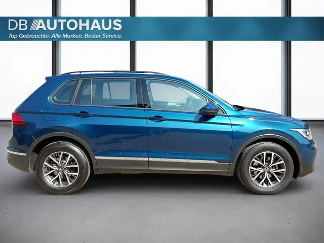Volkswagen Tiguan view 3