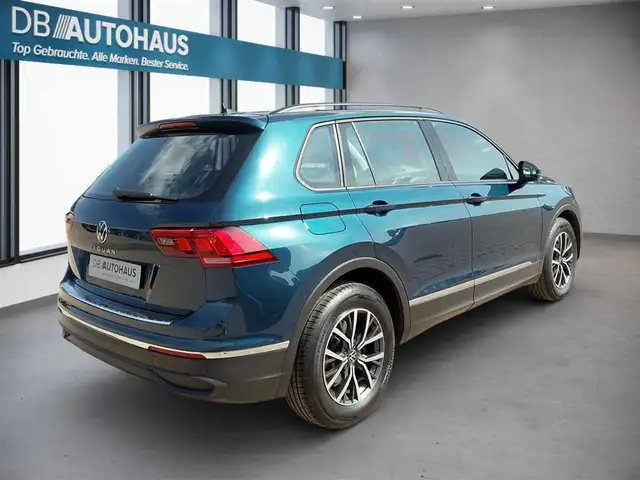 Volkswagen Tiguan view 4