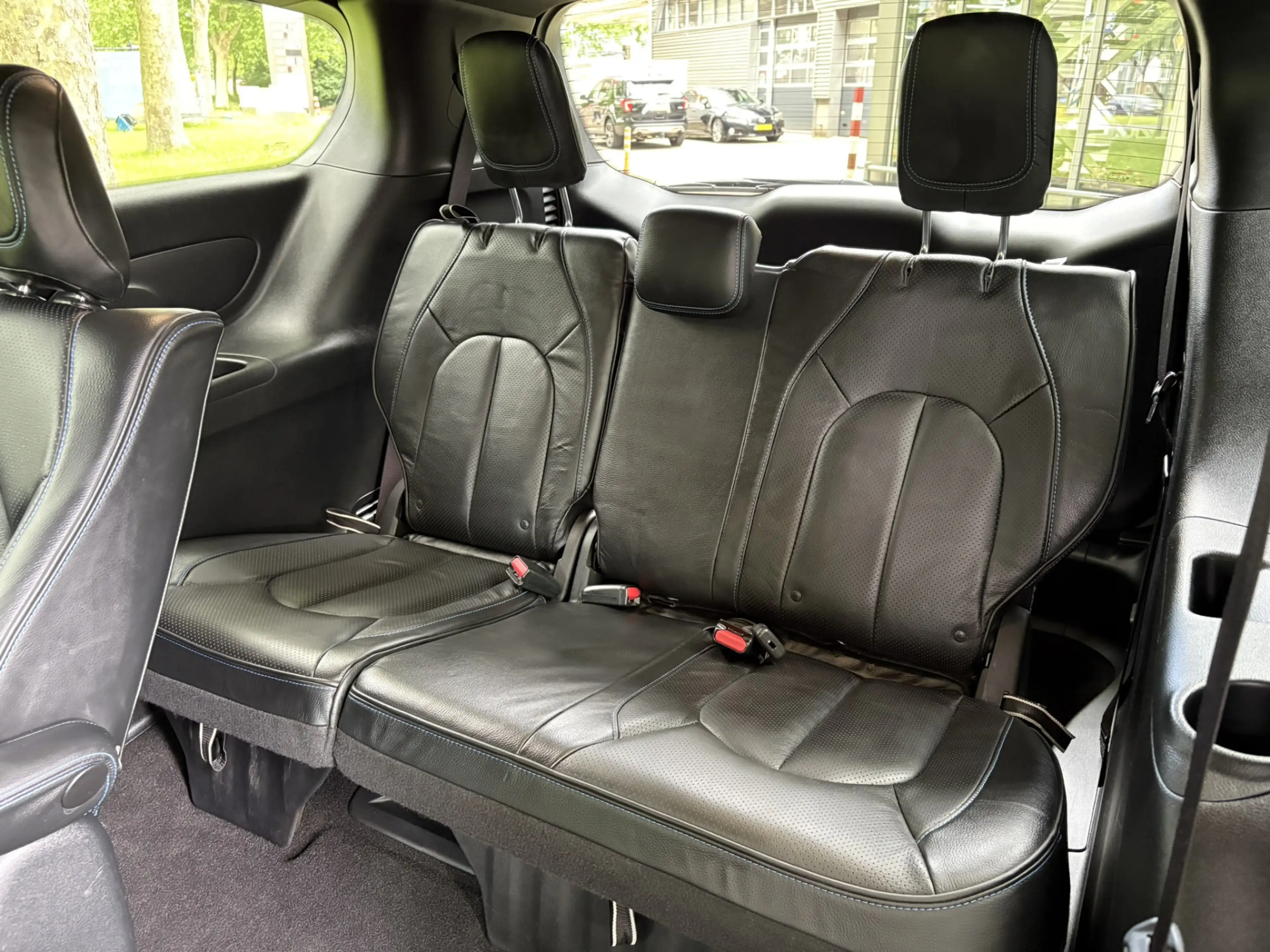 Chrysler Pacifica 3.6 V6 Hybrid Touring — photo 16