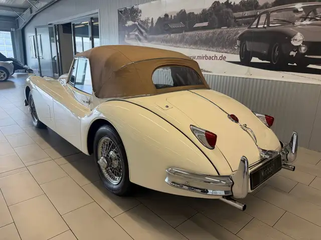 Jaguar XK view 11