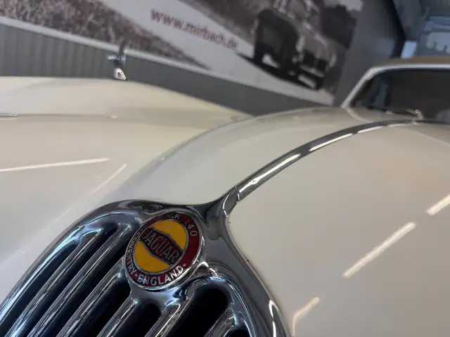 Jaguar XK view 3