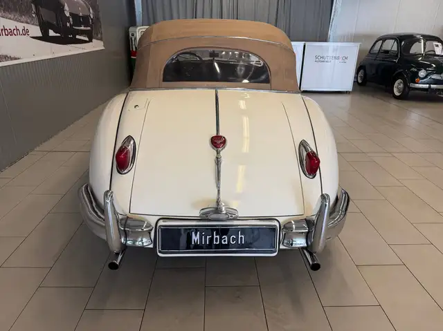 Jaguar XK view 10