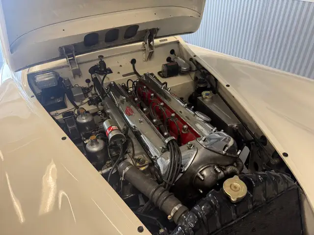 Jaguar XK view 6
