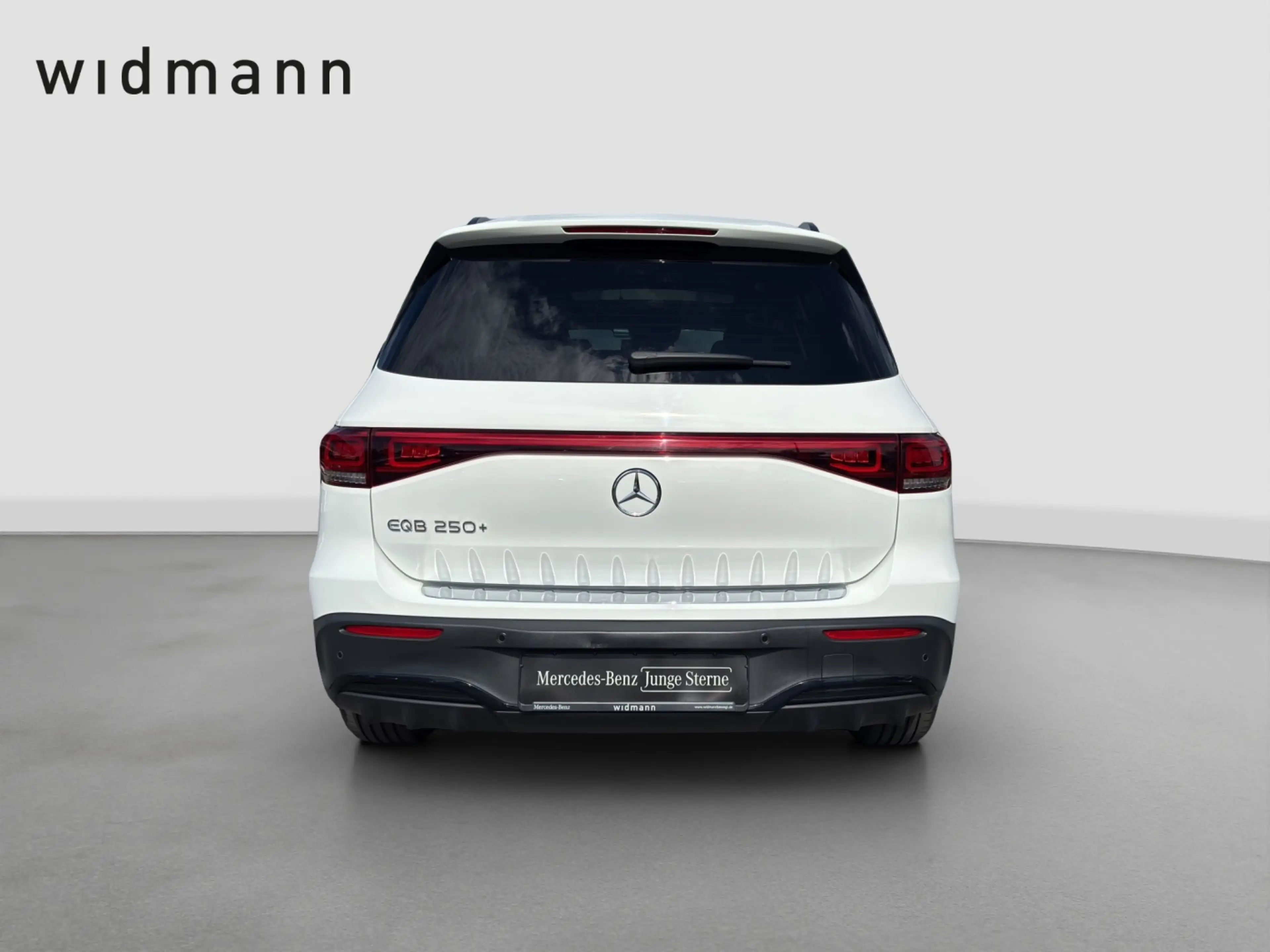 Mercedes-Benz EQB 250 + **AMG Line Advanced*Panorama*Distronic* — photo 4