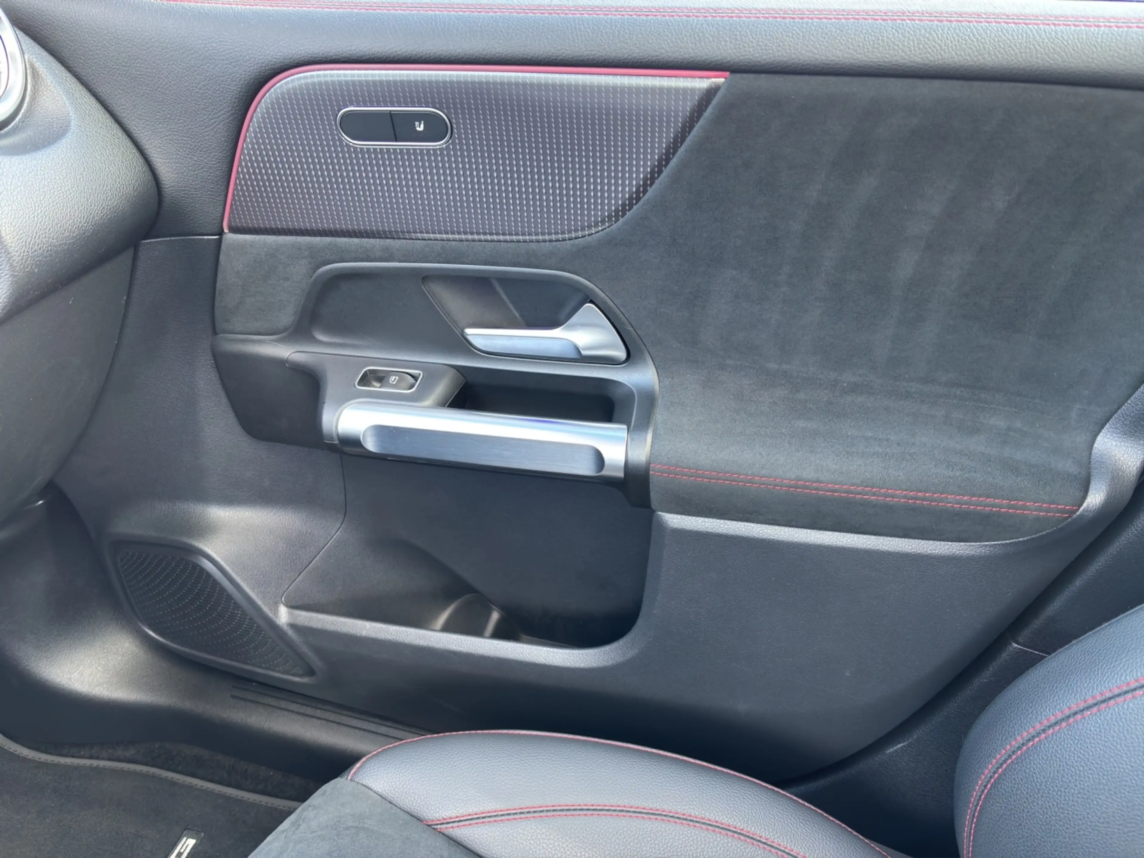 Mercedes-Benz EQB 250 + **AMG Line Advanced*Panorama*Distronic* — photo 14