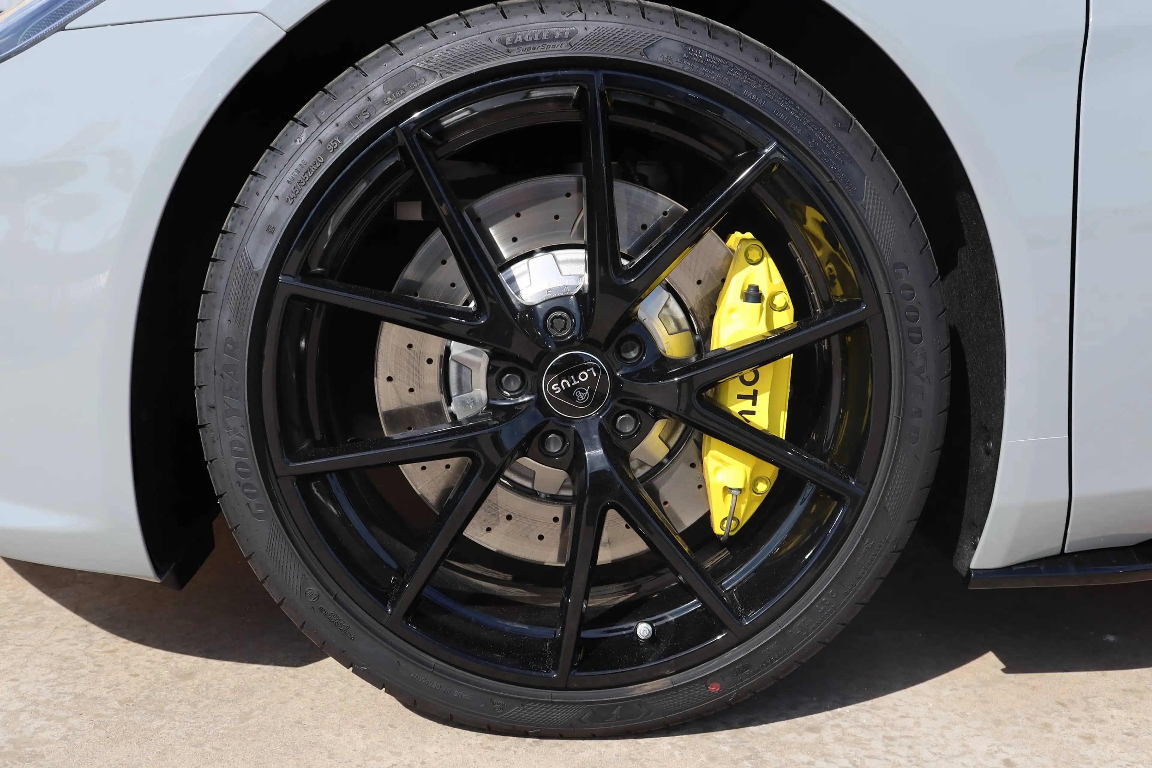 Lotus Emira V6 SE — photo 13