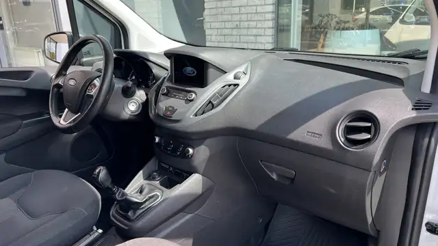 Ford Transit Courier view 10