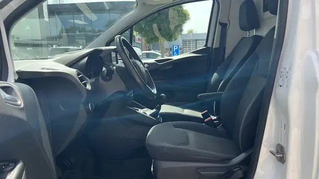 Ford Transit Courier view 9