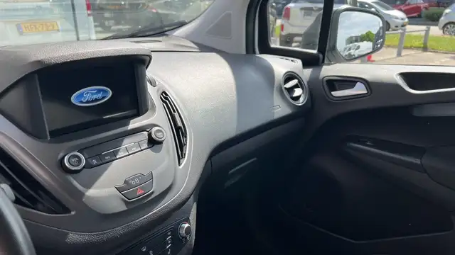 Ford Transit Courier view 15