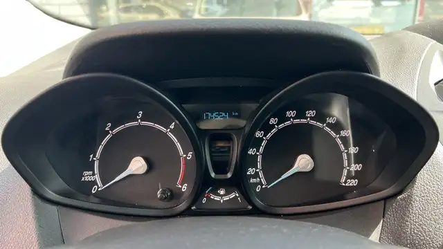 Ford Transit Courier view 21