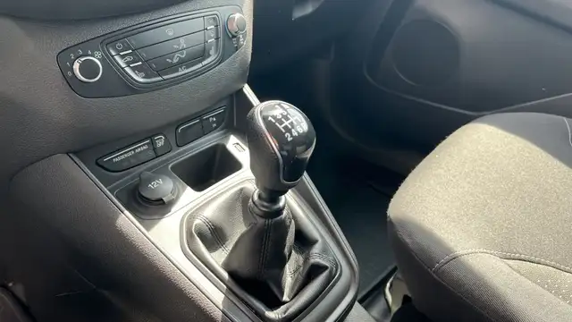 Ford Transit Courier view 14
