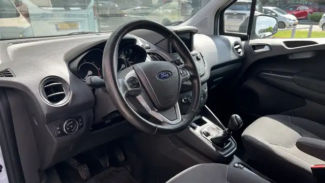 Ford Transit Courier view 7