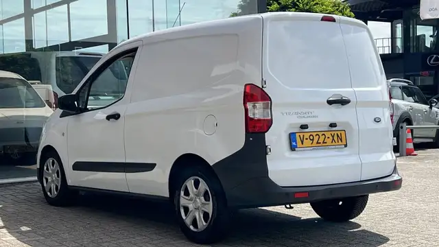 Ford Transit Courier view 3