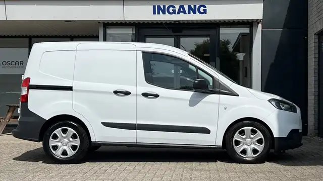 Ford Transit Courier view 4