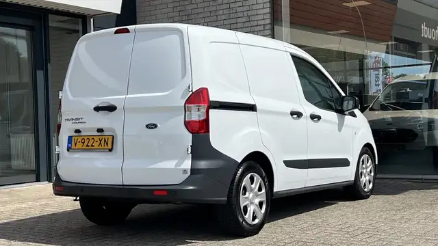 Ford Transit Courier view 5