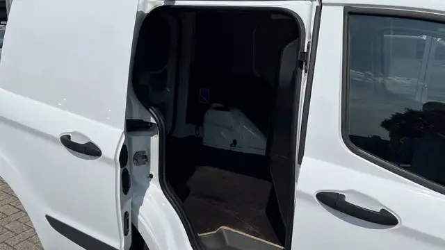 Ford Transit Courier view 11