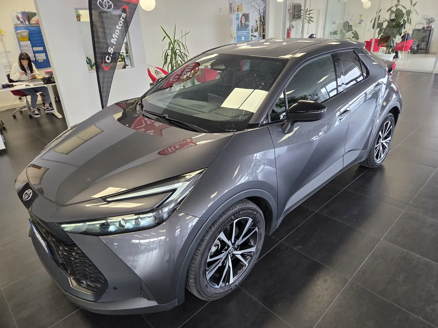Toyota C-HR C-HR II 2023 1.8 hev Trend fwd e-cvt Gris - 2