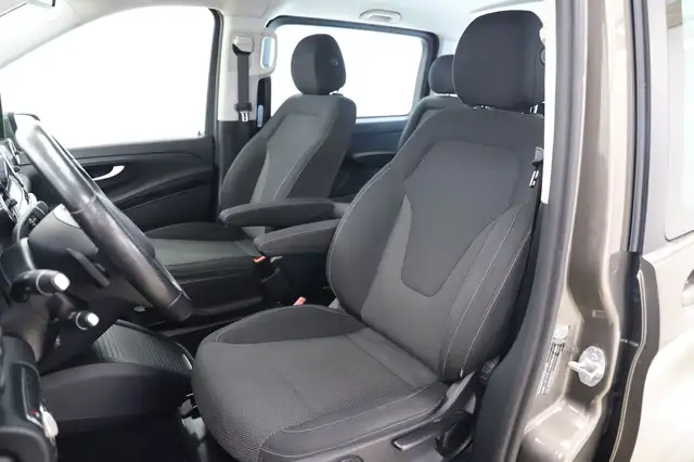 Mercedes-Benz 220 view 11