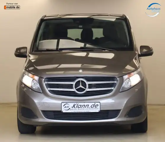 Mercedes-Benz 220 view 2
