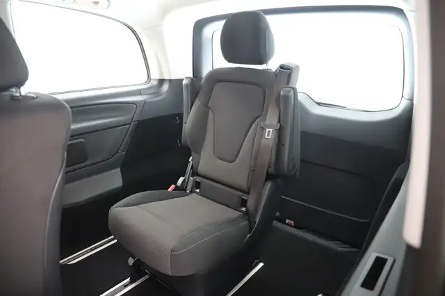 Mercedes-Benz 220 view 14