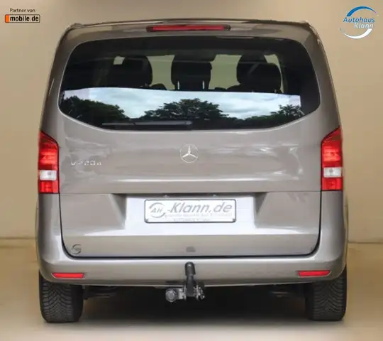 Mercedes-Benz 220 view 9