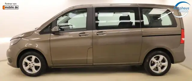 Mercedes-Benz 220 view 6