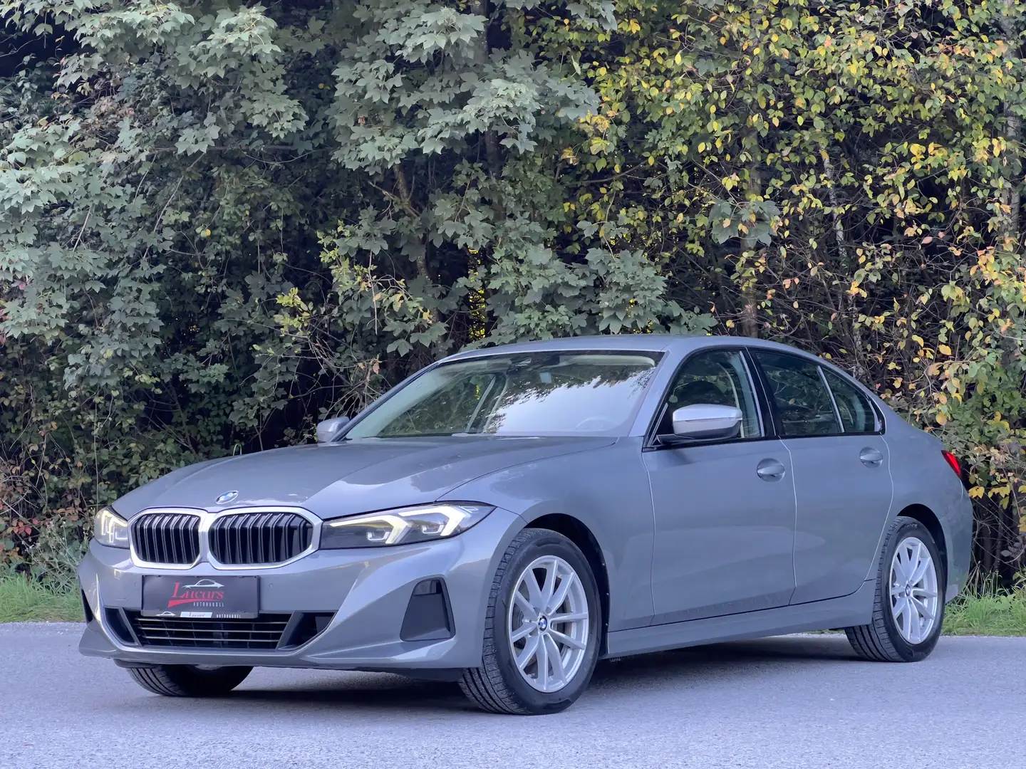 BMW 320 d xDrive Limousine Aut. LED*NAVI*SPUR*LIVE COCKPIT*RÜCKFAHRKAMERA*SHADOW-LINE*ALLRAD*1 BESITZ* Grau - 1