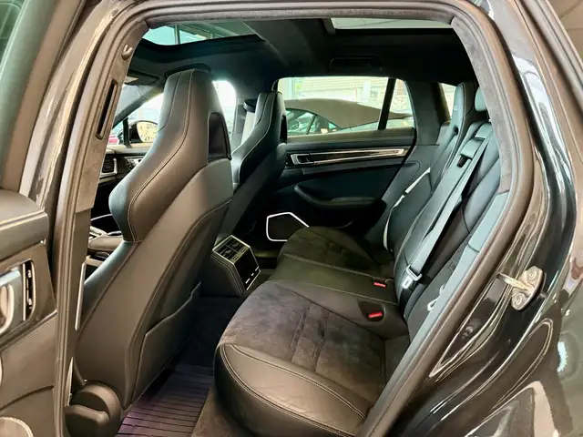 Porsche Panamera view 9