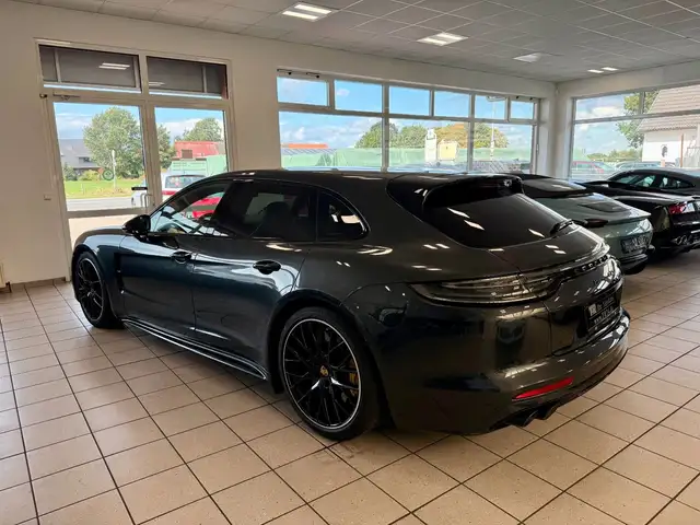 Porsche Panamera view 3
