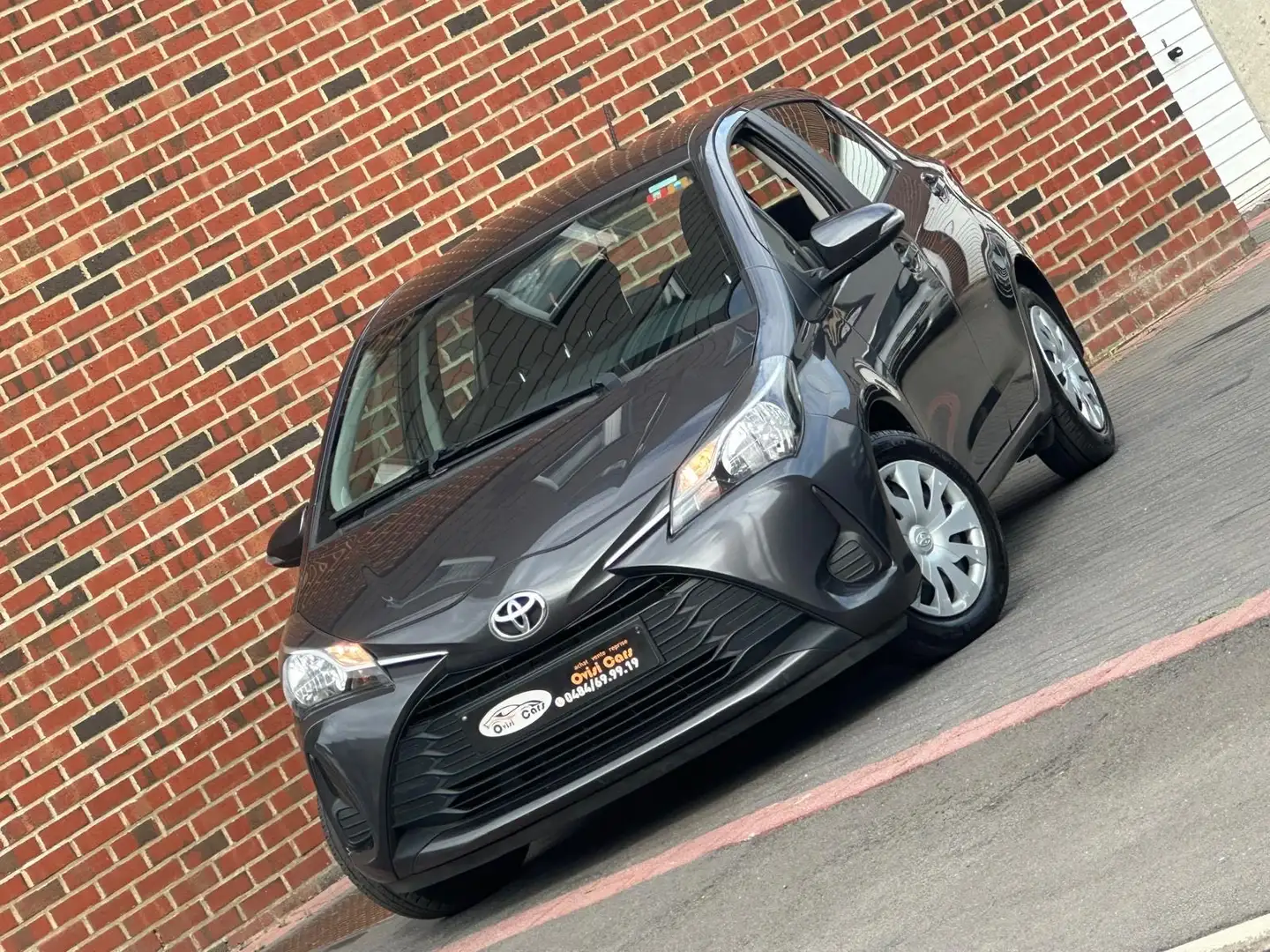 Toyota Yaris // 8.2028 TOYOTA GARANTIE// Grau - 1