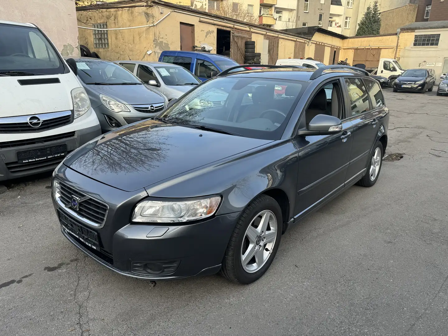 Volvo V50 2.0 D Momentum*Klimaaut.*Sitzheiz.*Scheckheft*TOP Grau - 1
