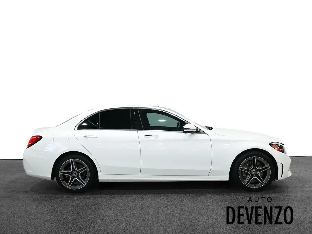 Mercedes-Benz C-Class снимка Mercedes-Benz C-Class