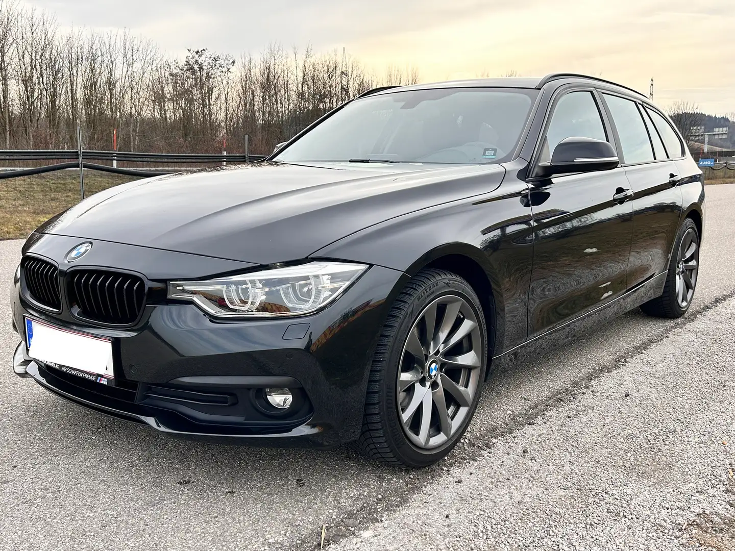 BMW 318 318d Touring Advantage Aut. Schwarz - 1