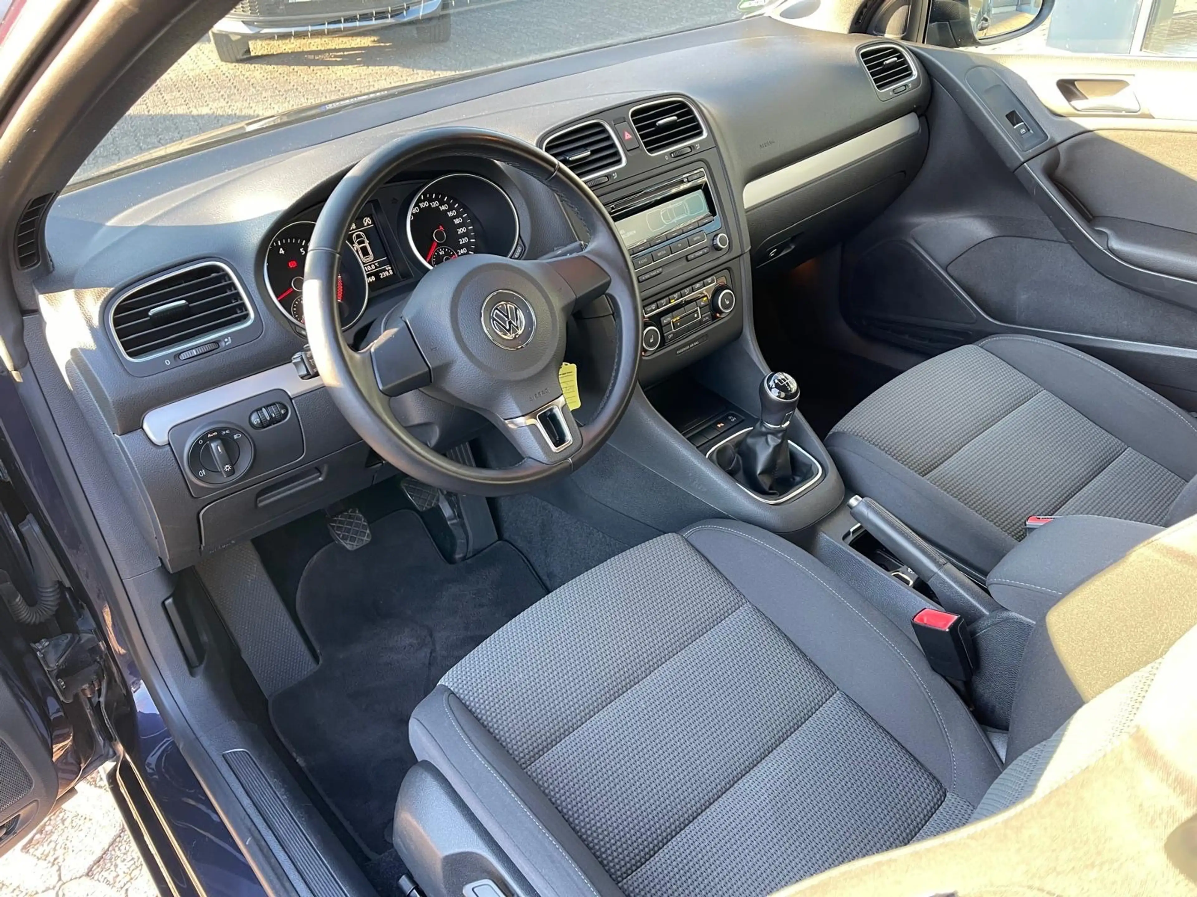 Volkswagen Golf Cabriolet (abnehmbare AHK; Climatronic) — photo 15