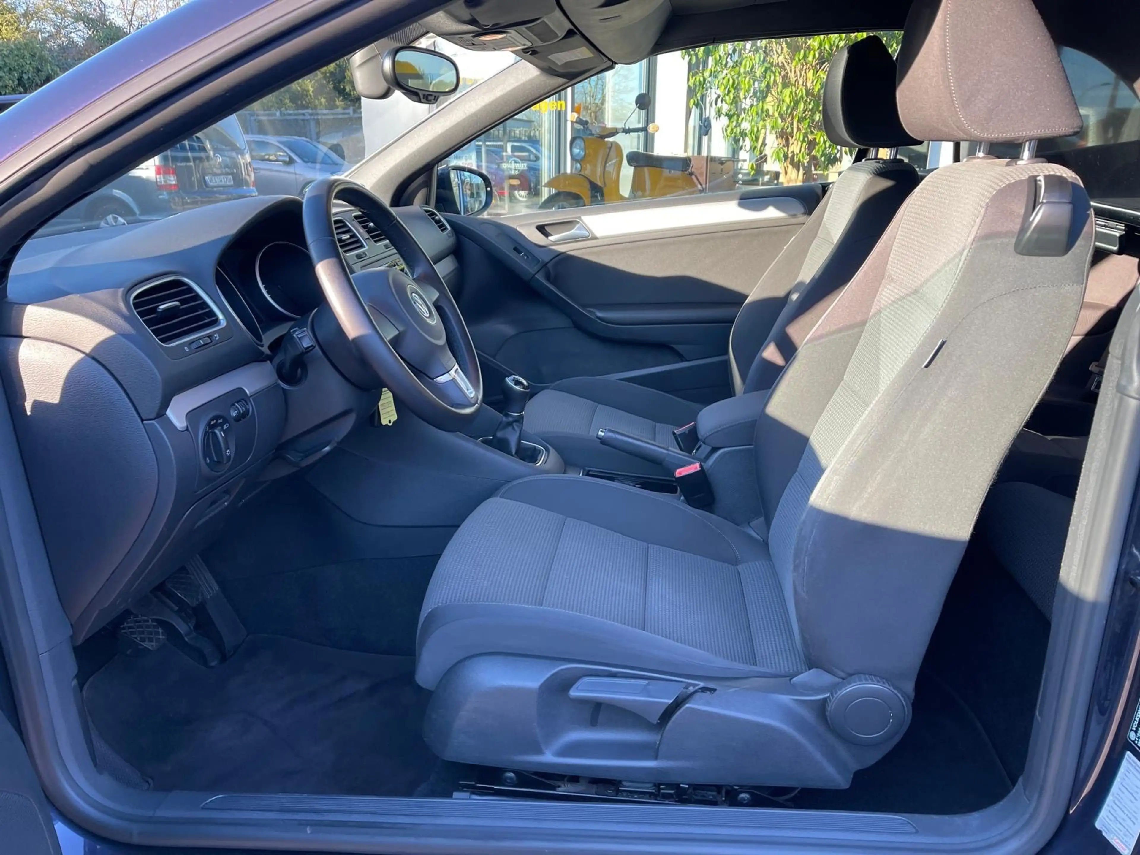 Volkswagen Golf Cabriolet (abnehmbare AHK; Climatronic) — photo 14