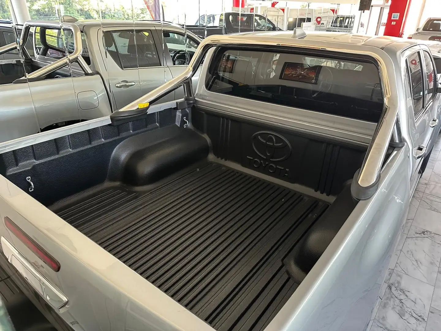 Toyota Hilux 4x4 Double Cab Autm. AHK LED KAMERA PDC Argent - 2