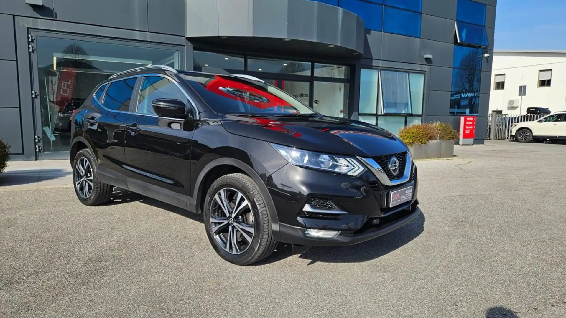 Nissan Qashqai 1.3 DIG-T 140 CV N-Connecta Zwart - 2