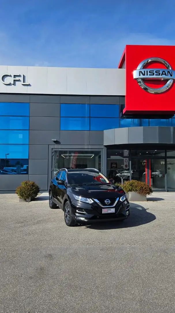 Nissan Qashqai 1.3 DIG-T 140 CV N-Connecta Zwart - 1