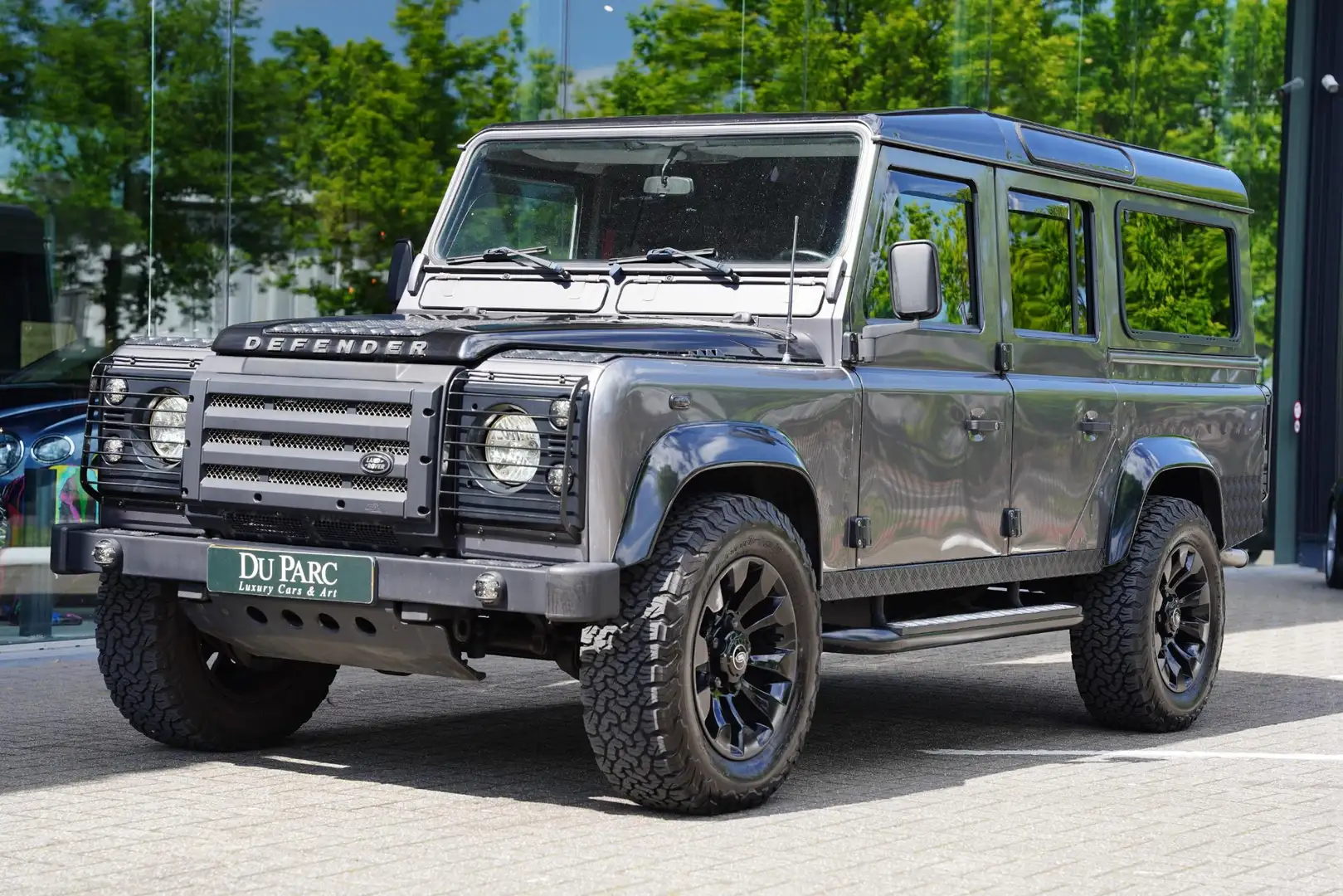 Land Rover Defender TD5 110 X-Tech 9-Persoons Automaat Grijs - 1