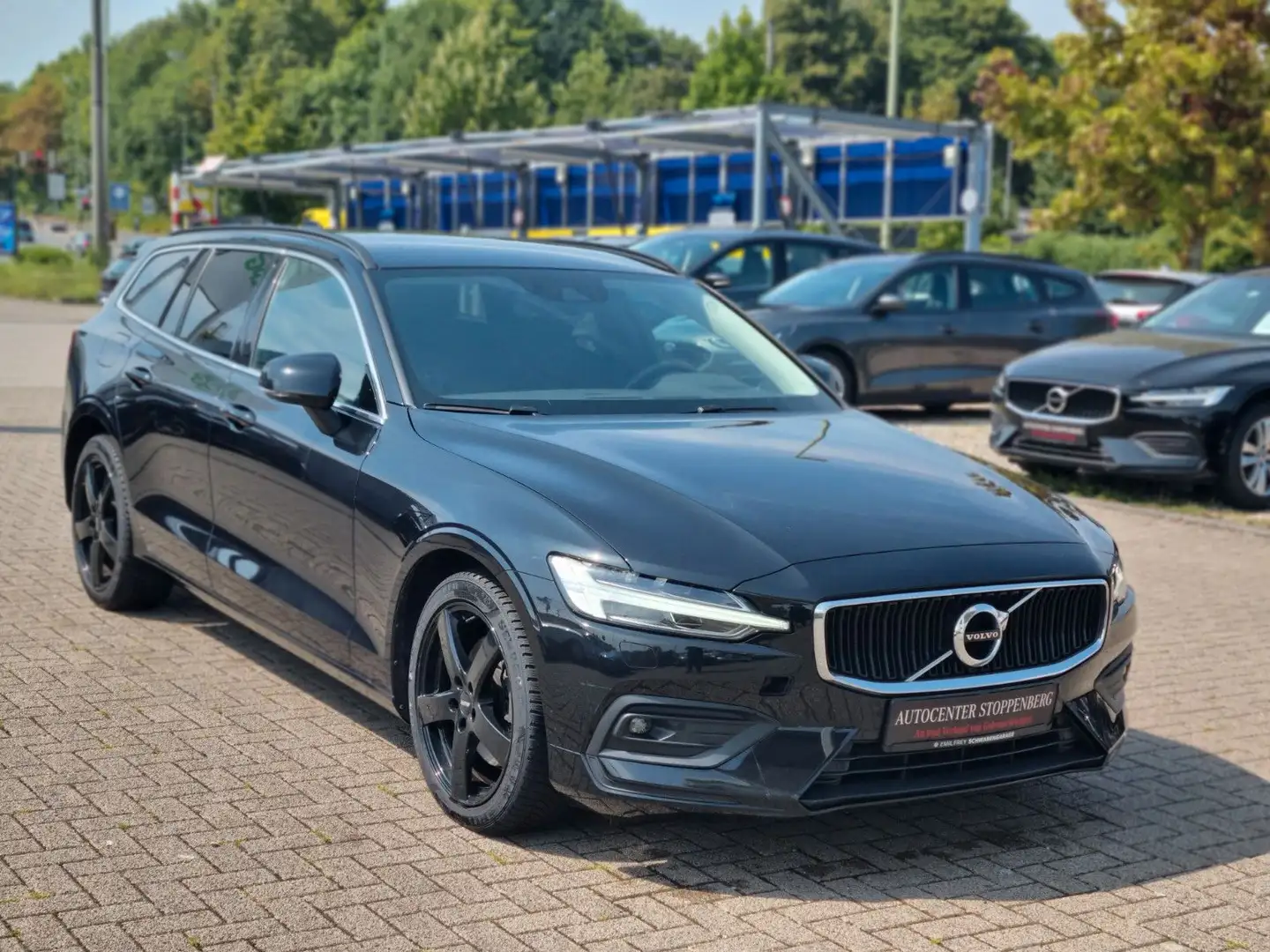 Volvo V60 Kombi Momentum Automatik/Navi/Kamera/LED/PDC Schwarz - 2