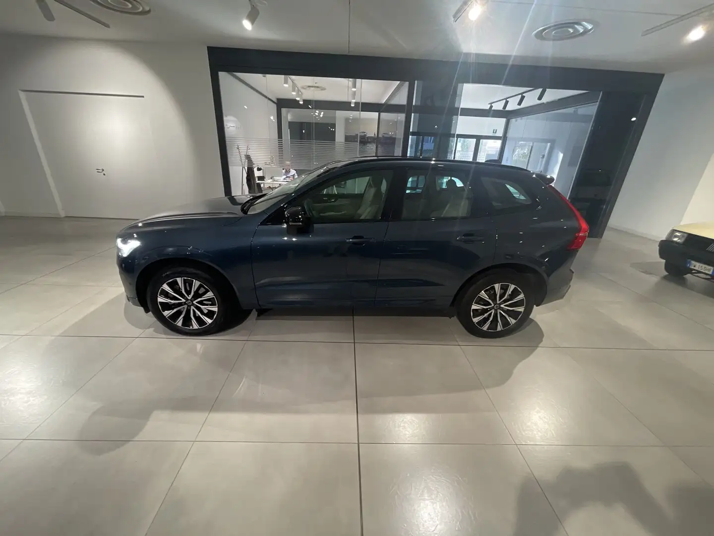 Volvo XC60 XC60 B4 (d) AWD automatico Plus Dark Blu/Azzurro - 2