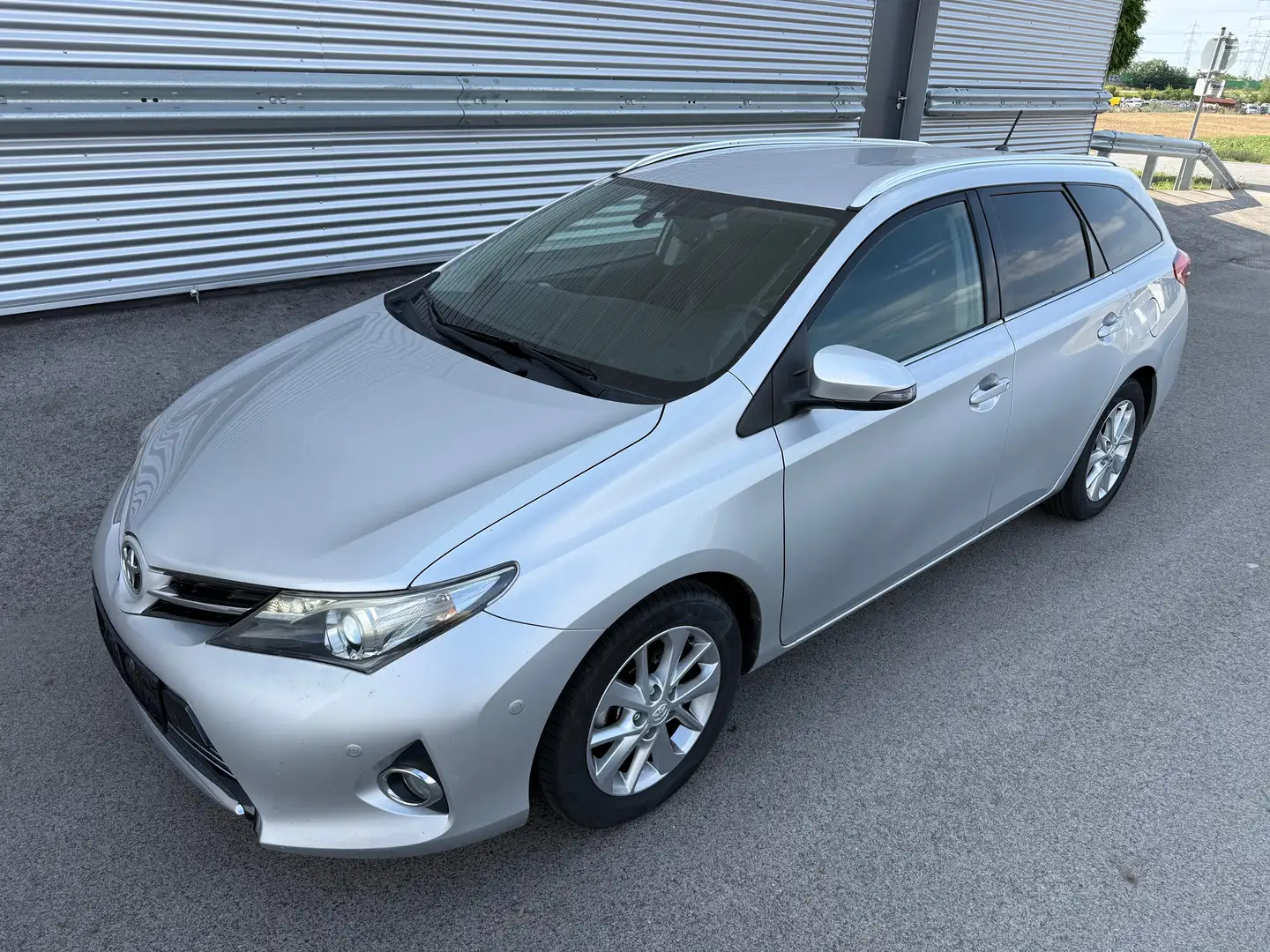 Toyota Auris TS 1,33 dVVT-i Lounge ID:102 Silber - 1