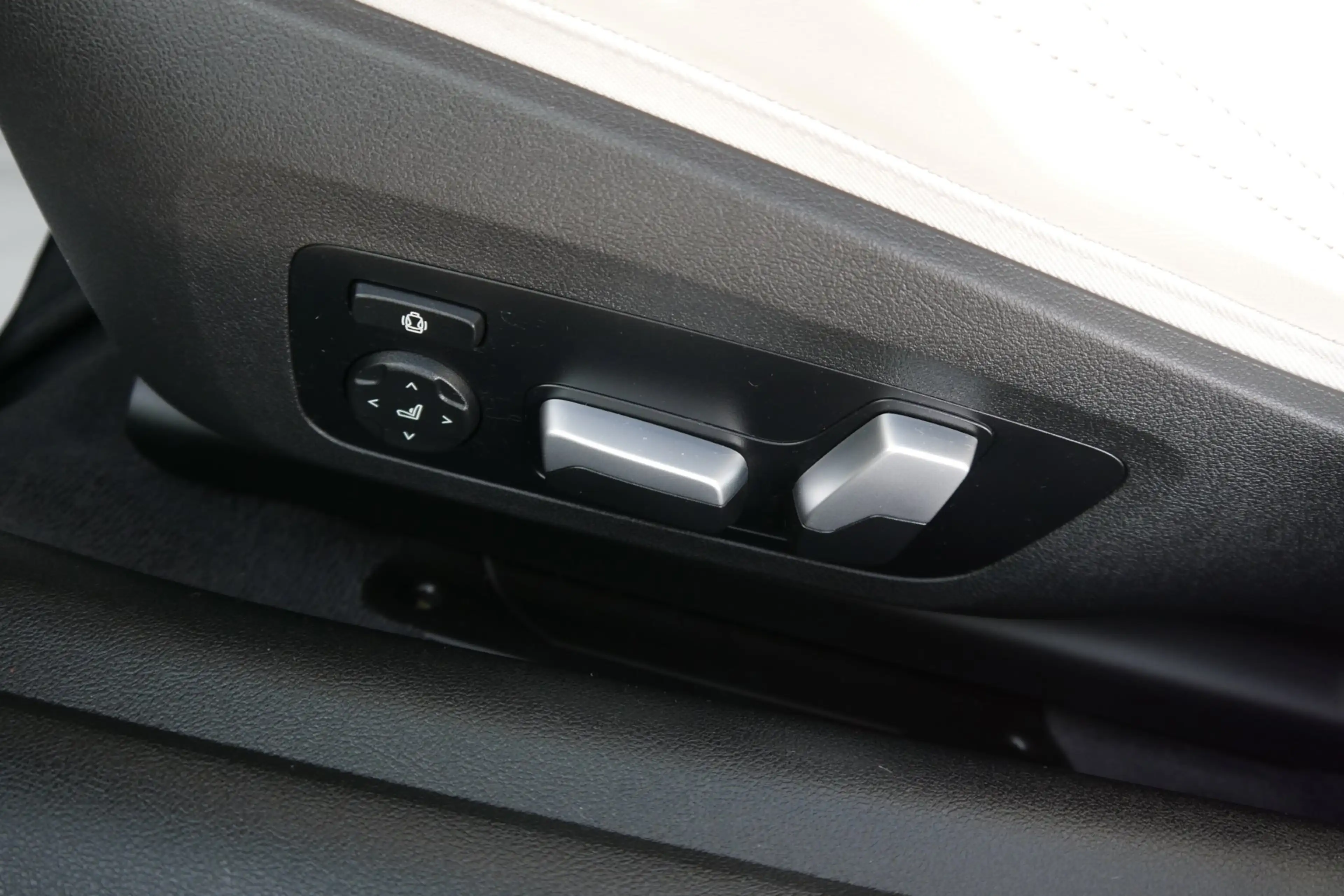 BMW M4 Competition M xDrive *Laserlicht/Memorysitz/Innovationspaket/360°/Nackenwärmer/Head-Up/H&K Sound* — photo 13