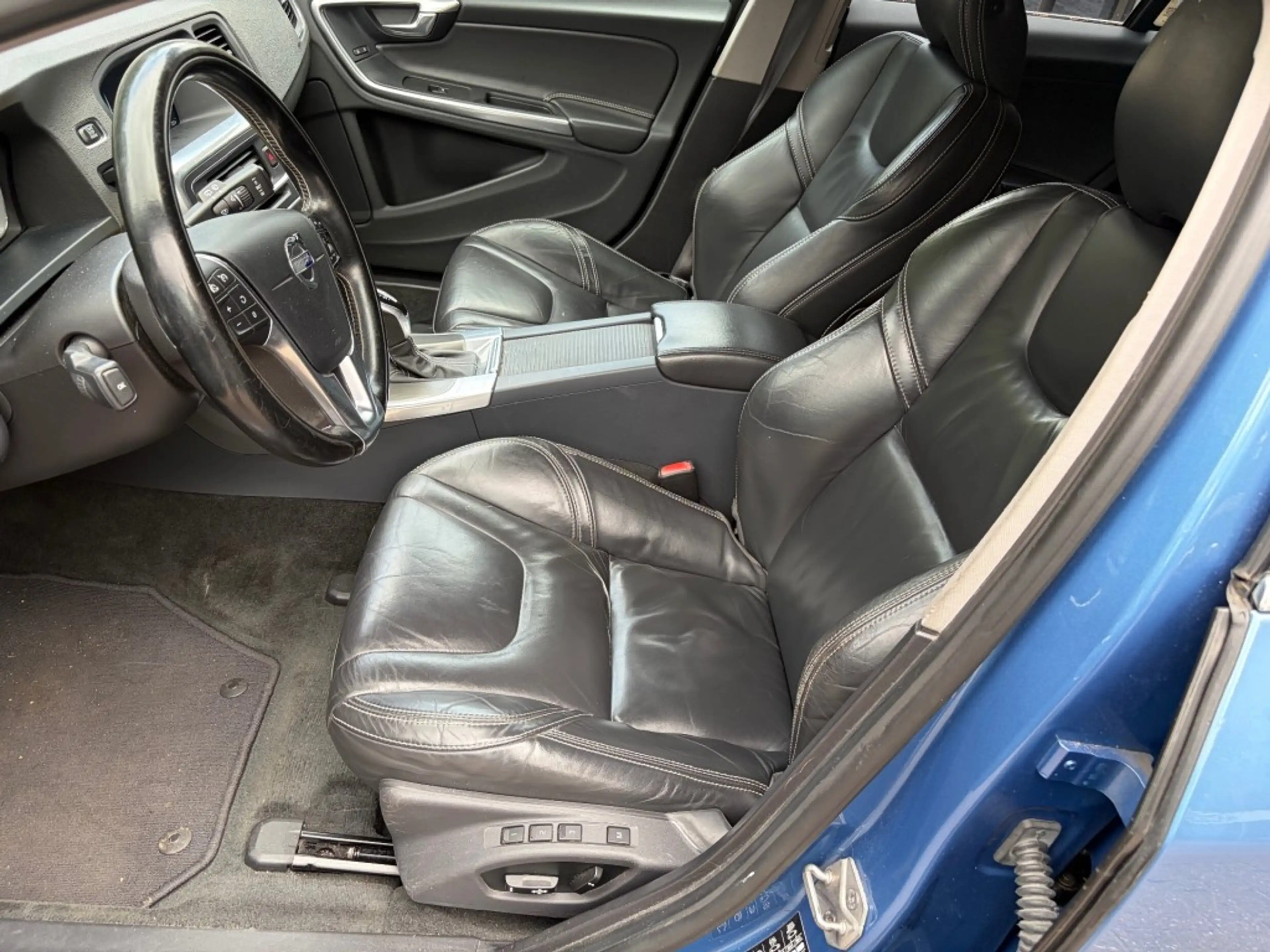 Volvo V60 2.4 D6 AWD PL.I SUM. — photo 6