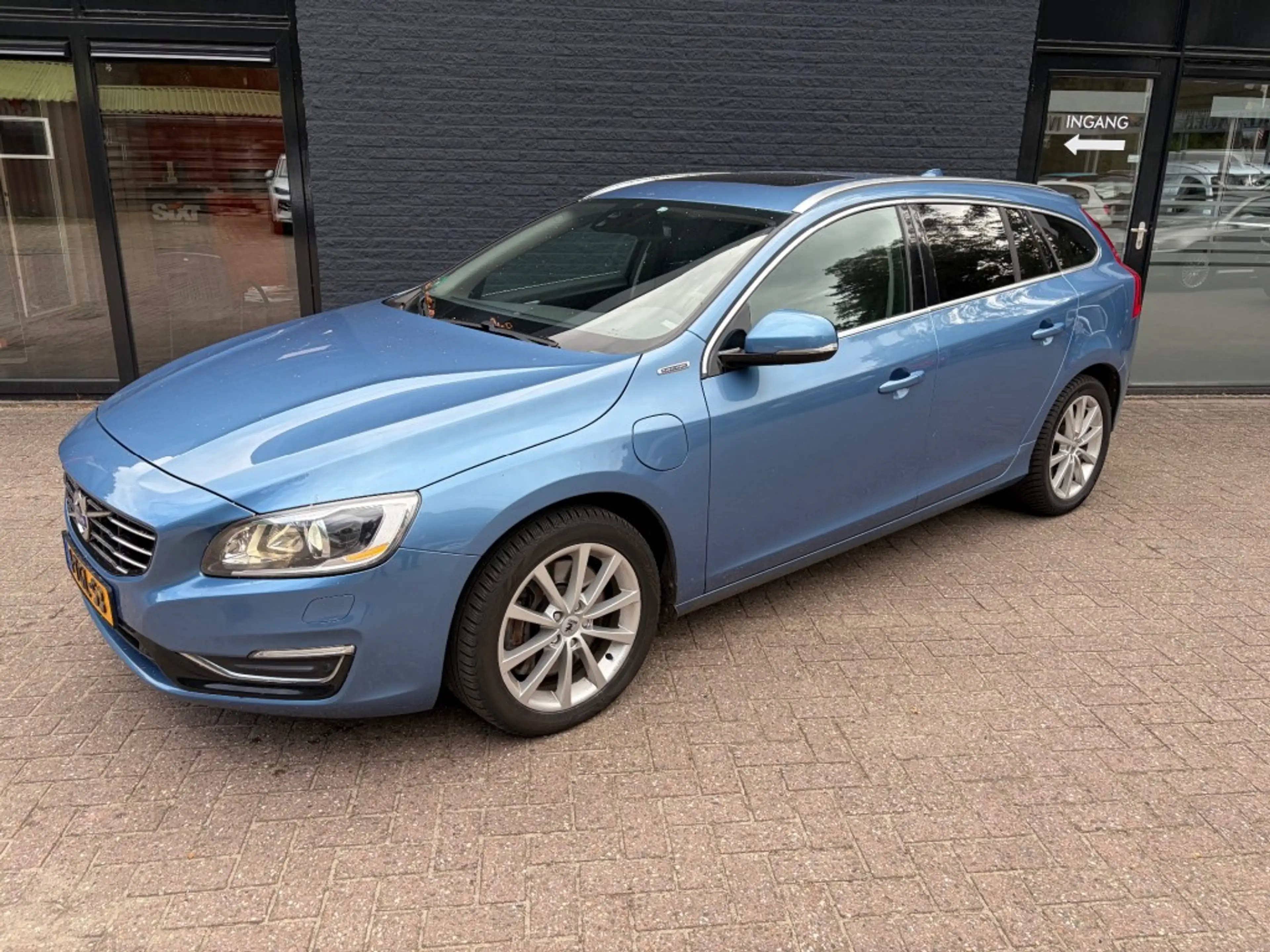 Volvo V60 2.4 D6 AWD PL.I SUM. — photo 2