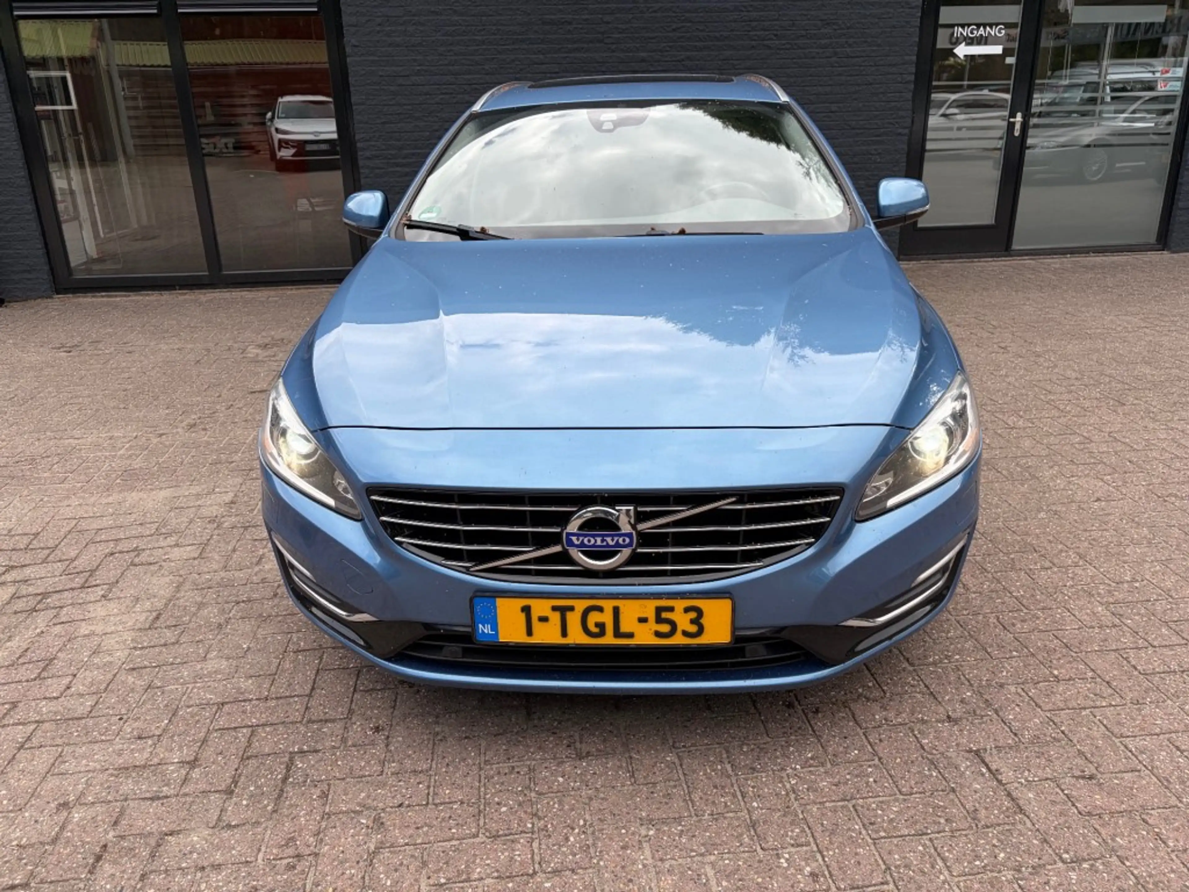 Volvo V60 2.4 D6 AWD PL.I SUM. — photo 3