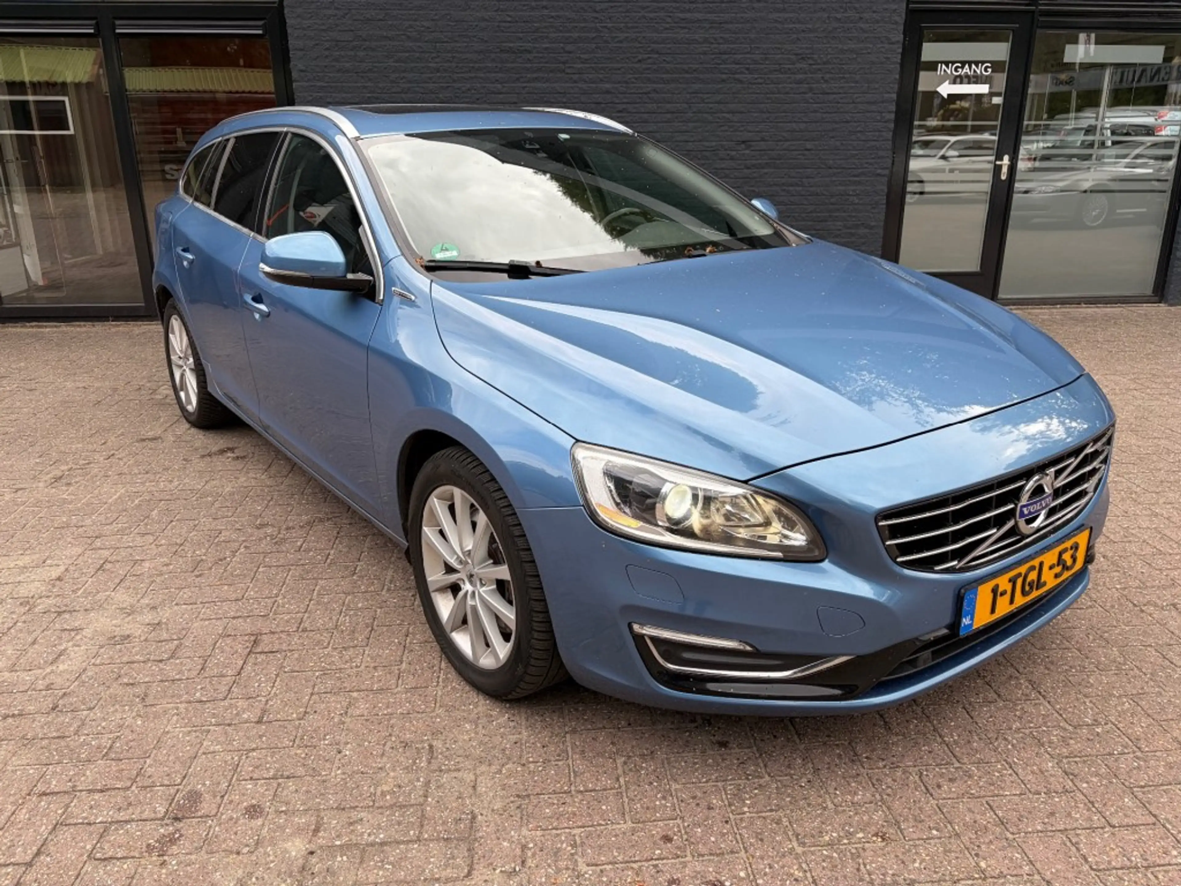 Volvo V60 2.4 D6 AWD PL.I SUM. — photo 4
