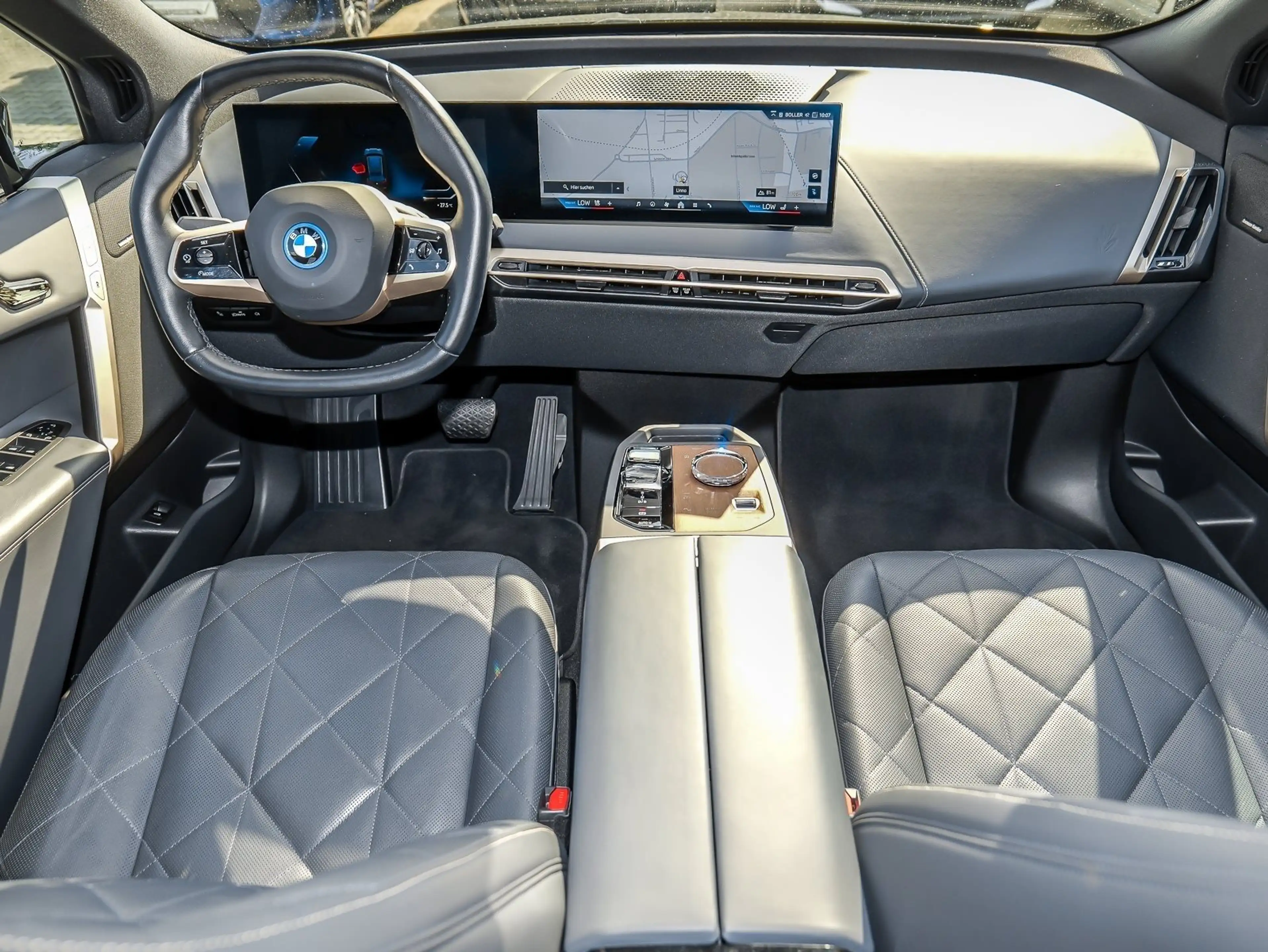 BMW iX xDrive40 M Sport HUD+Skylounge+Laser+ACC+H/K+AHK+M — photo 3